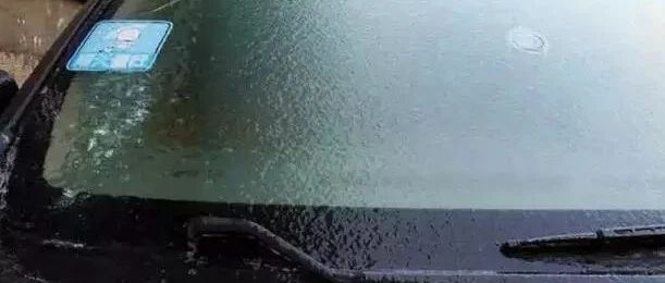 早晨汽车挡风玻璃结冰怎么办？