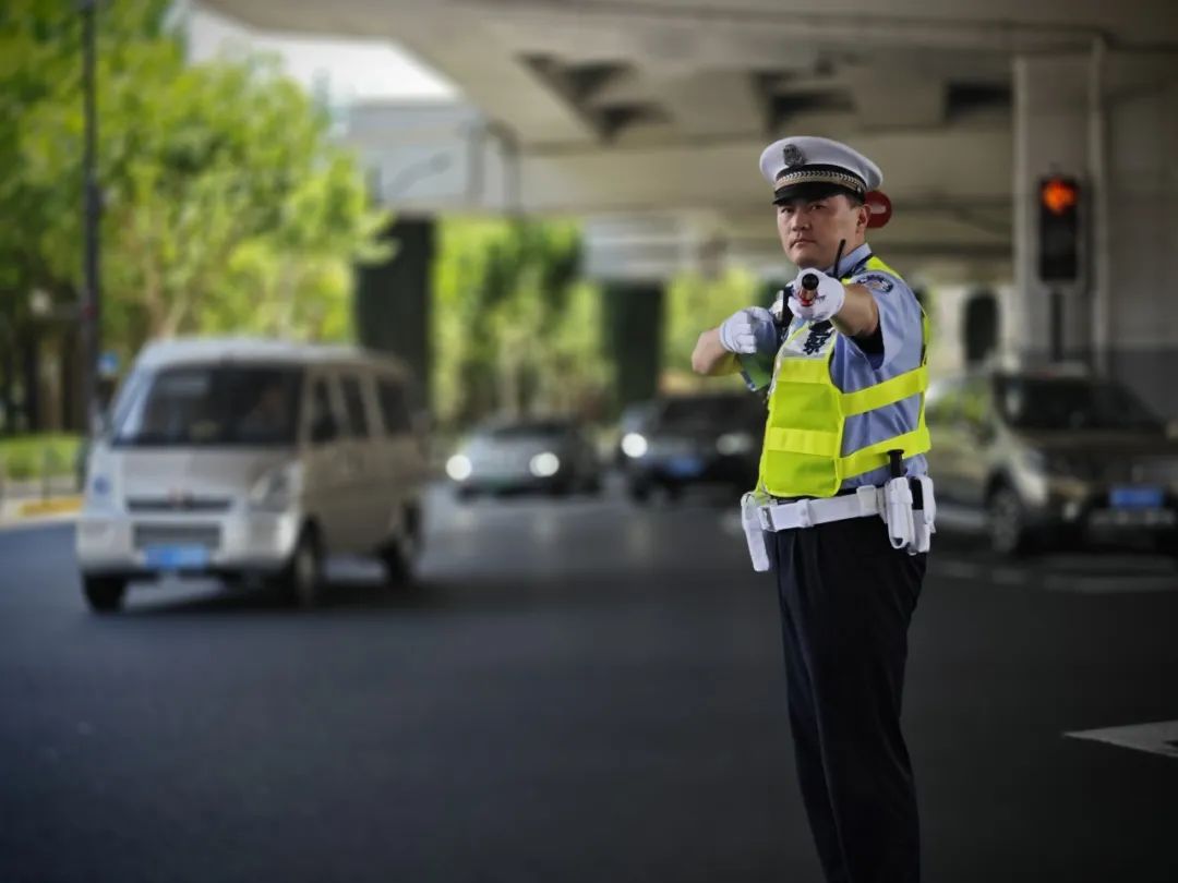 教科书式劝残障人士的民警找到了