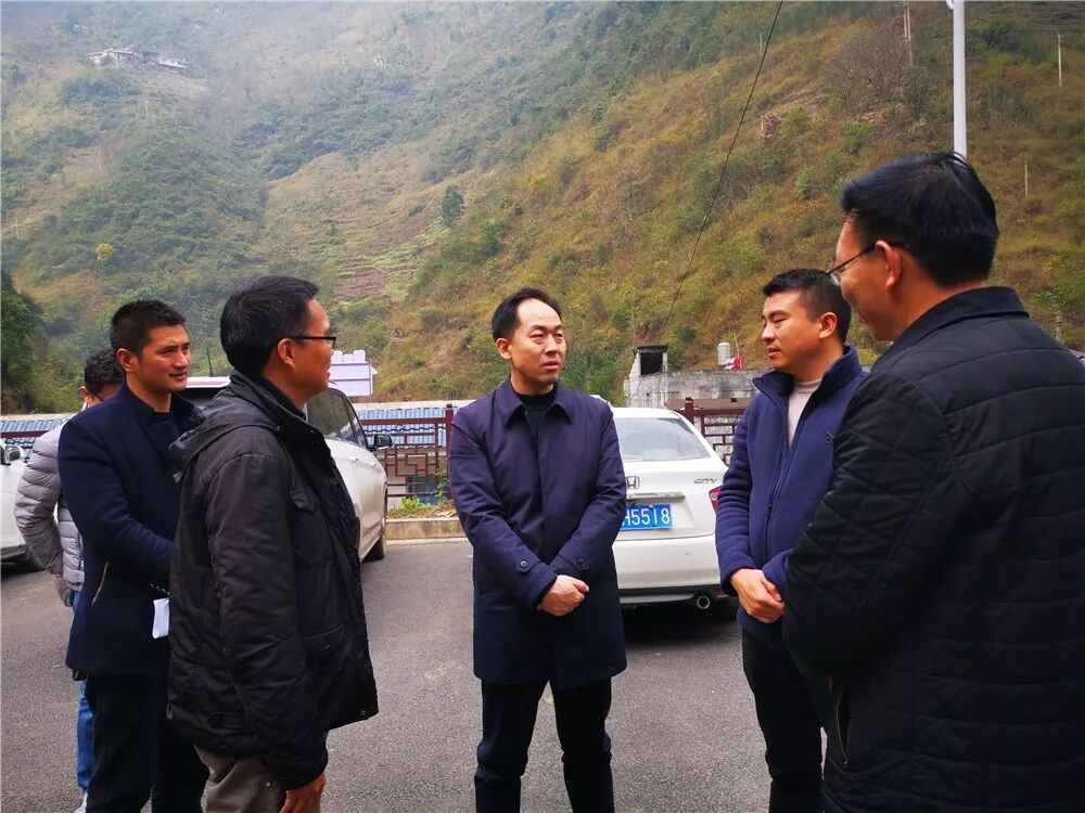 12月16日,富滇银行党委书记,董事长洪维智深入到昭通市镇雄县调研脱贫