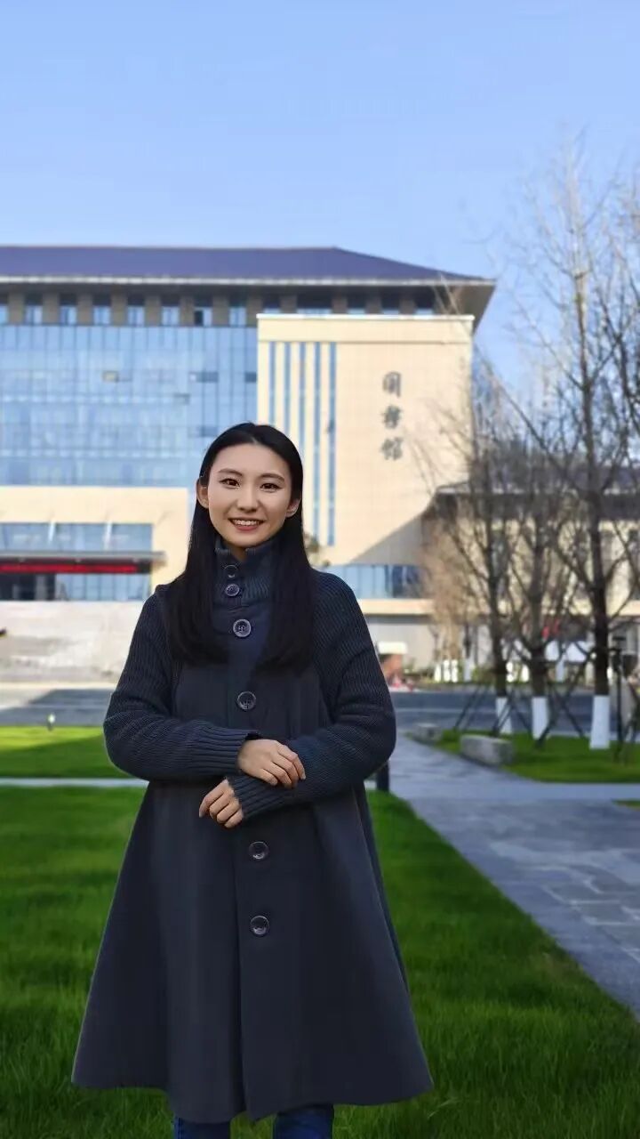 建筑与艺术设计学院  杨鑫参赛课程:装饰材料与构造教育理念:思维创新