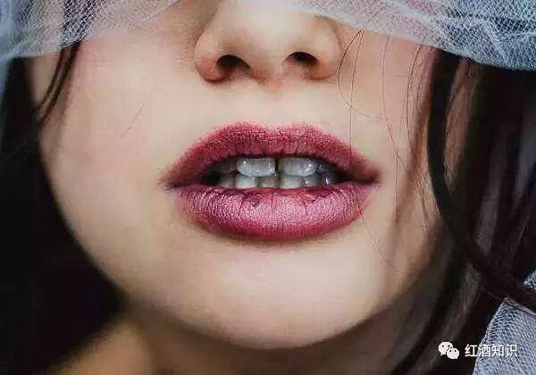 喝完红酒嘴唇和舌头变黑，什么情况？！