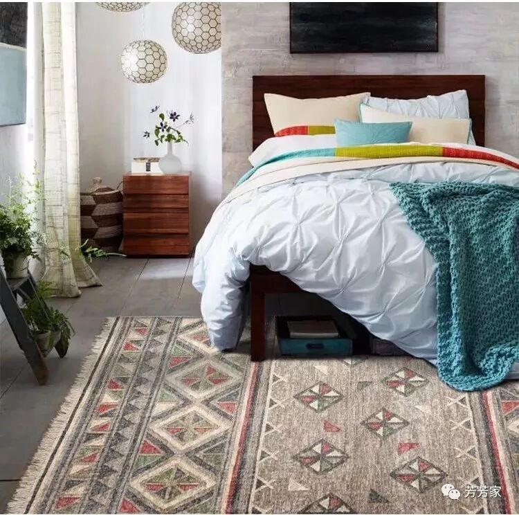 卧室地毯一般铺设在床侧或床尾,地毯的长度建议铺设到床脚或据床脚2