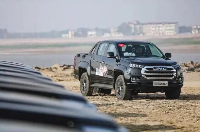 有一说一｜观鸟、越野、赏芦荻：江铃域虎7开启别样皮卡生活的图2