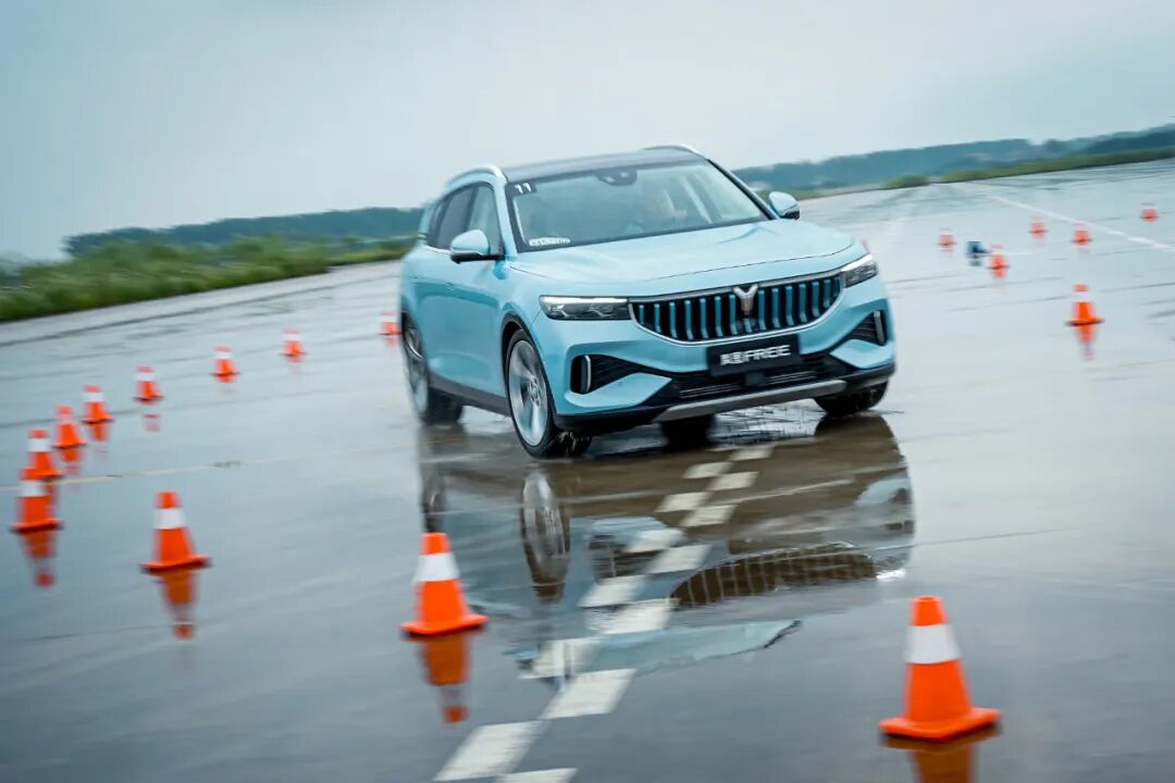 汽车大观｜试驾岚图FREE：4秒破百的中大型SUV真实体验如何？的图4