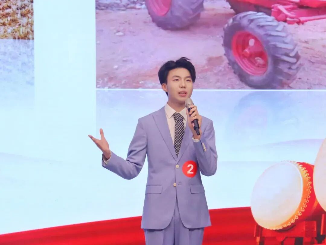 二号选手方一鸣以“肩负新使命，迈向新征程”为题，由务农父亲的使命引