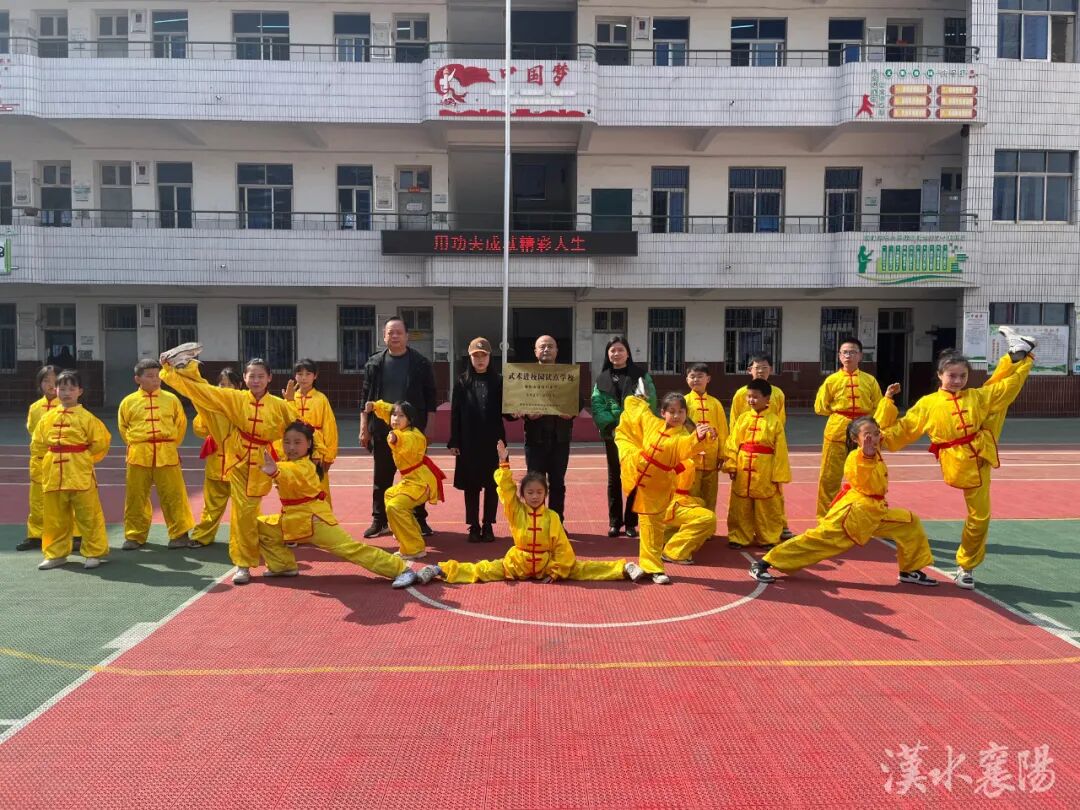 当前位置:>首页> > 新闻> > 部门工作> "武术进校园试点学校"称号襄阳