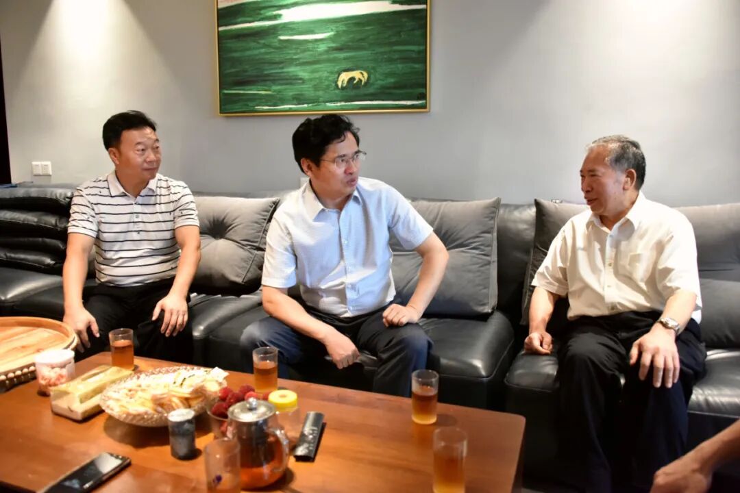 县委书记何善锦走访看望部分离退休老干部,感谢他们为信丰高质量跨越