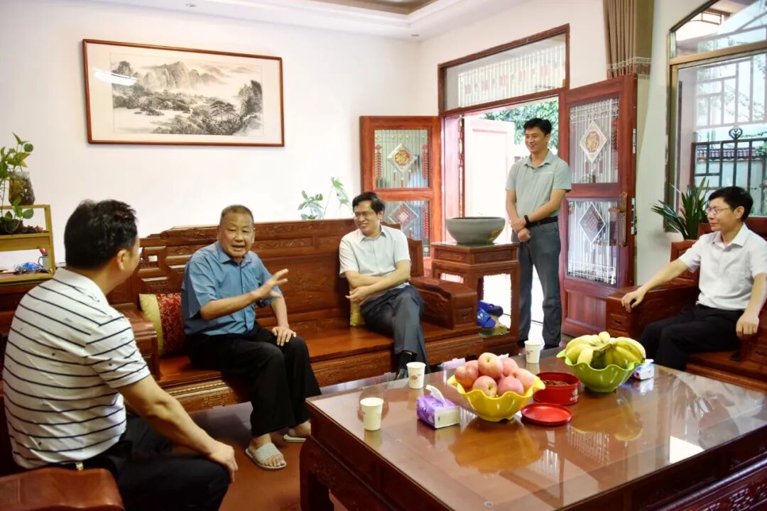 何善锦走访看望慰问部分离退休老干部 | 信丰县信息公开