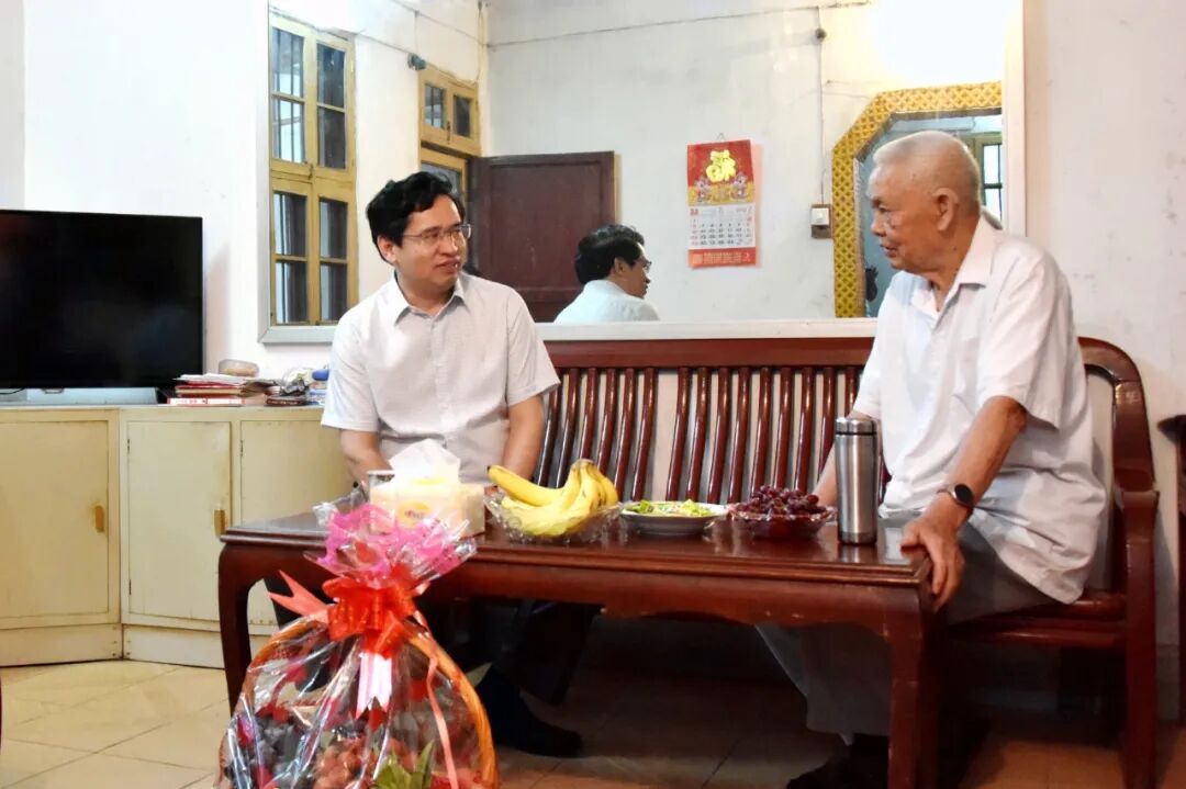 何善锦走访看望慰问部分离退休老干部 | 信丰县信息公开