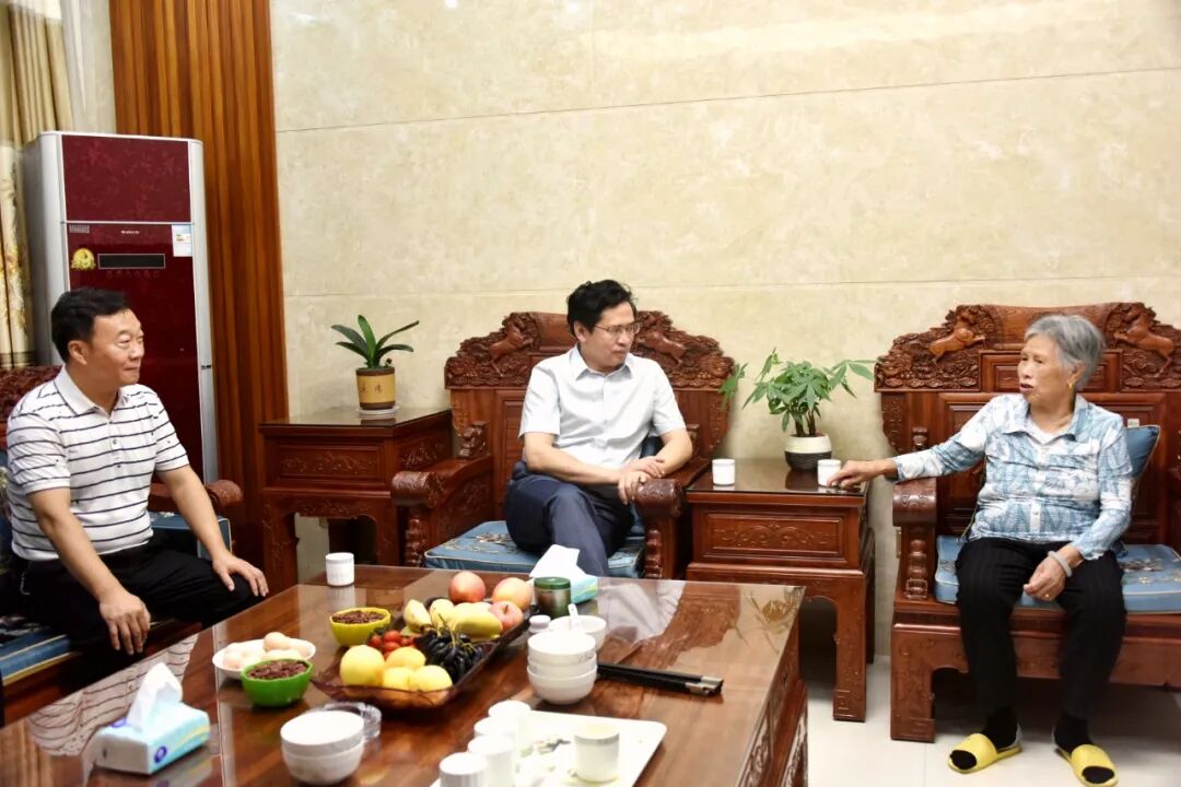 何善锦走访看望慰问部分离退休老干部 | 信丰县信息公开