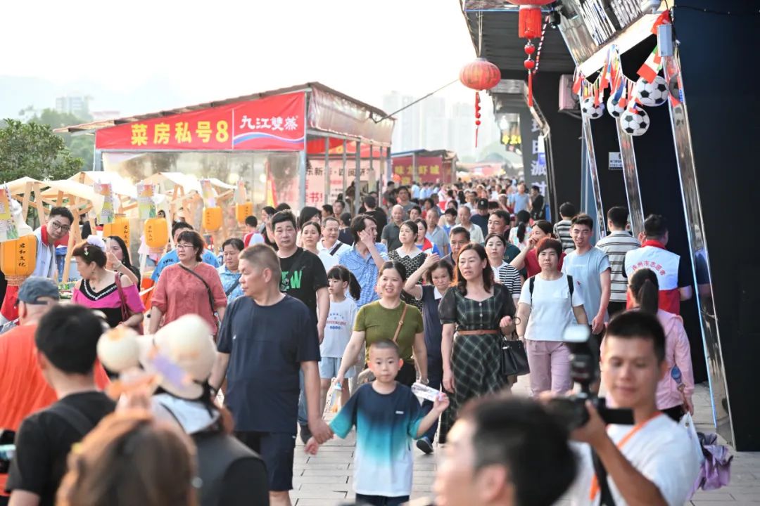  人民币对一篮子货币三贬一升 年底前汇率或维持震荡下行