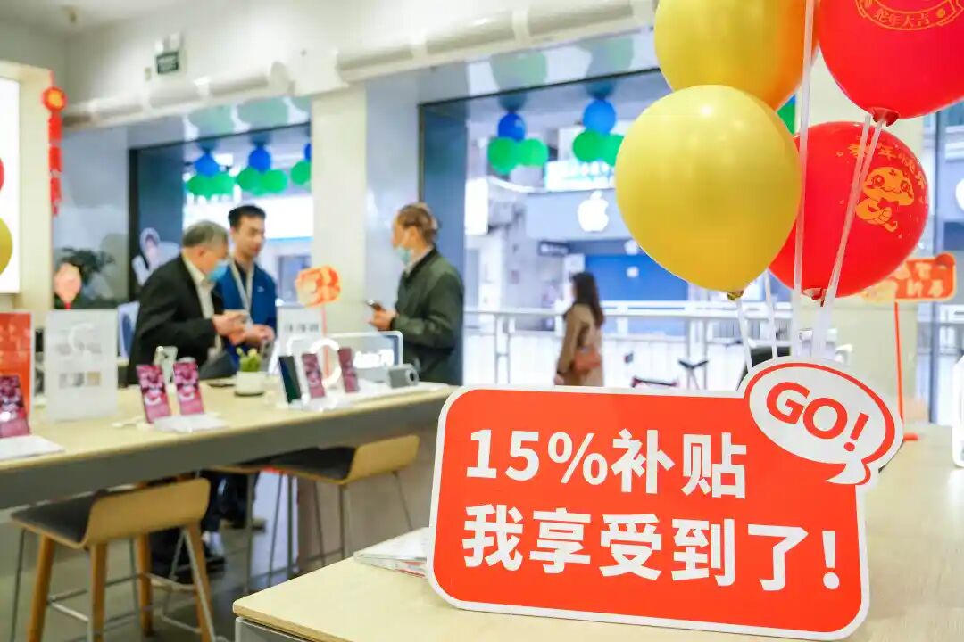 清城区先锋路，顾客在手机专卖店挑选产品。清远日报记者 刘淑芳 摄