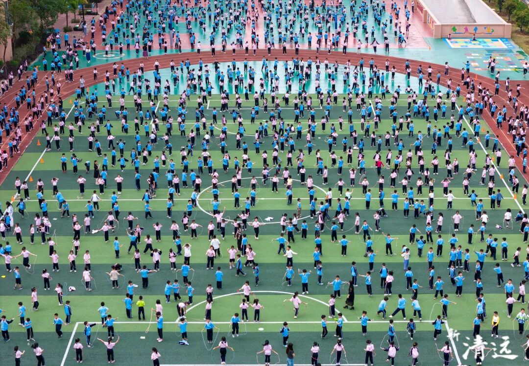 2025年4月17日，清飞小学，学生们在运动场内跳绳。清远日报记者 江元威 摄