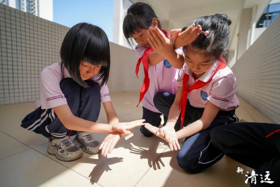 2025年4月16日，学生在走廊上玩起了手影游戏。清远日报记者 江元威 摄