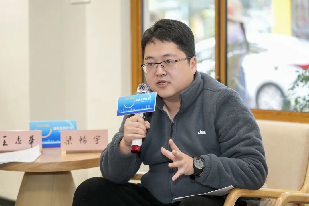 清城区东城街道百千万工程办专职副主任梁畅宇在“Hello·清远”城市发展沙龙发言。