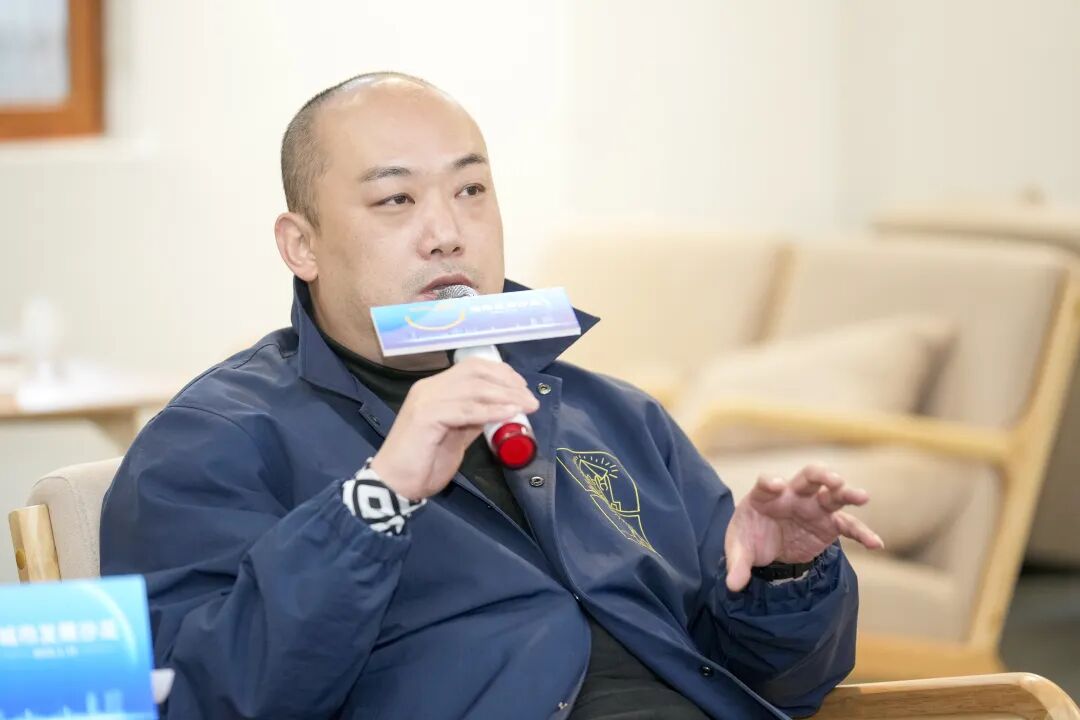 保利华南清远项目营销总监钟海恩在“Hello·清远”城市发展沙龙发言。