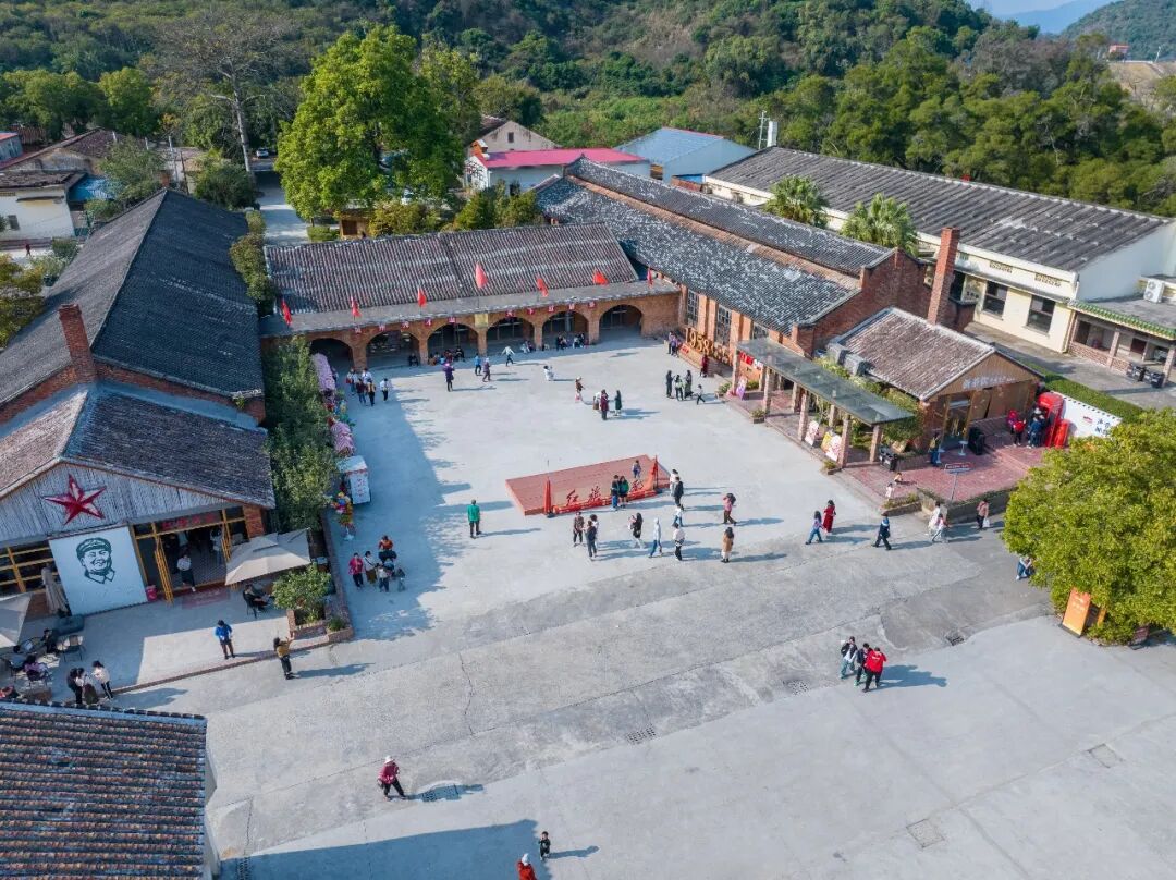 红旗茶厂在节假日期间成为热门“打卡点”。清远日报签约摄影师 王小卡 摄