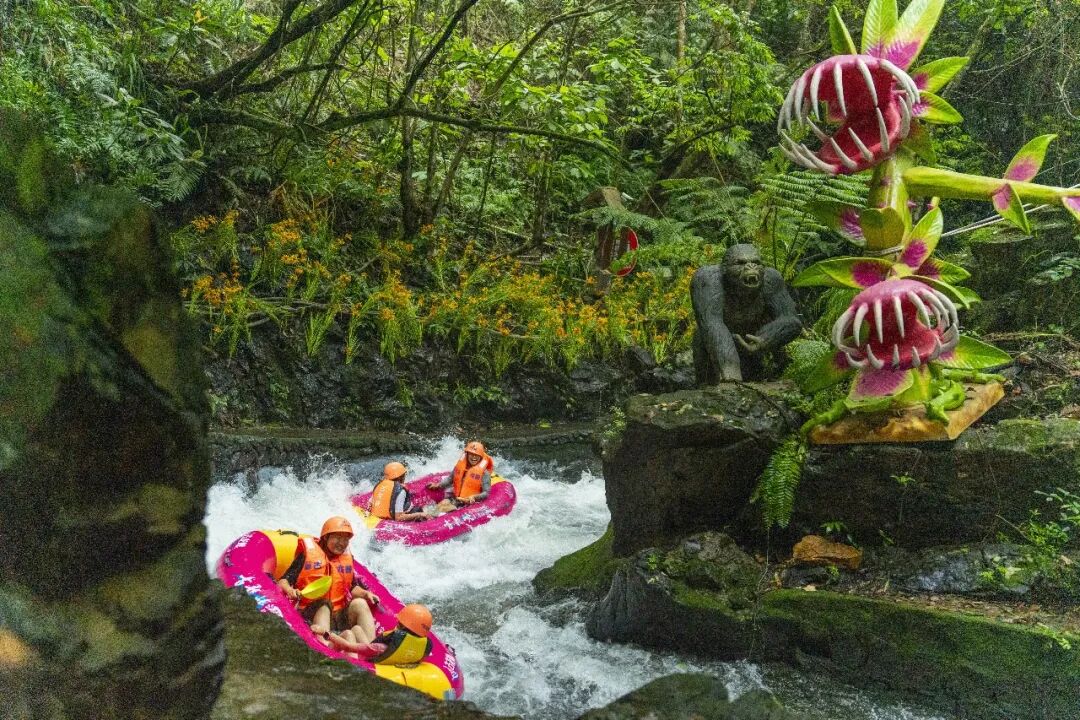 端午假期，清远的漂流景区持续火热。受访者供图