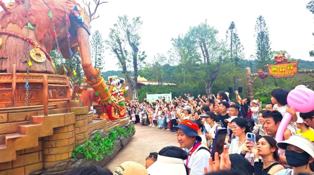 6月1日下午，清远长隆的花车巡游活动吸引游客互动。清远日报记者 毛远策 摄