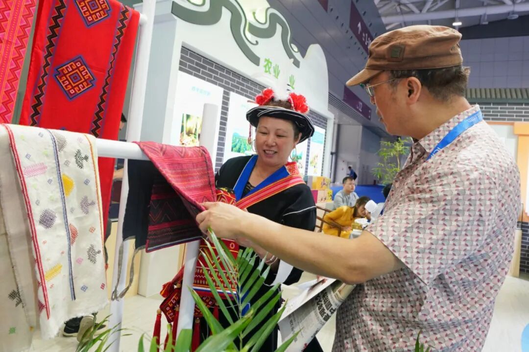 6月7日上午，观众在了解瑶绣产品。清远日报记者 江元威 摄