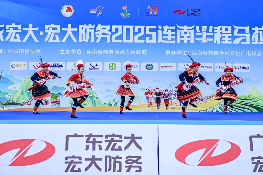 瑶族长鼓舞表演。清远日报记者 邱炜民 摄