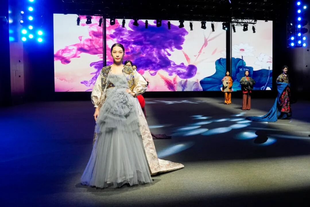 广州北·中大时尚科技城具备直播、服装发布功能的演播厅。清远日报记者 李思靖 摄