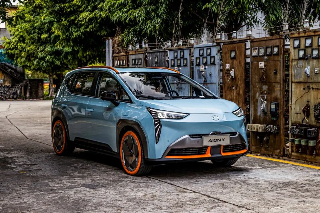 外观方面,广汽埃安aion y定位为一款紧凑型suv,但其造型看上去更像是