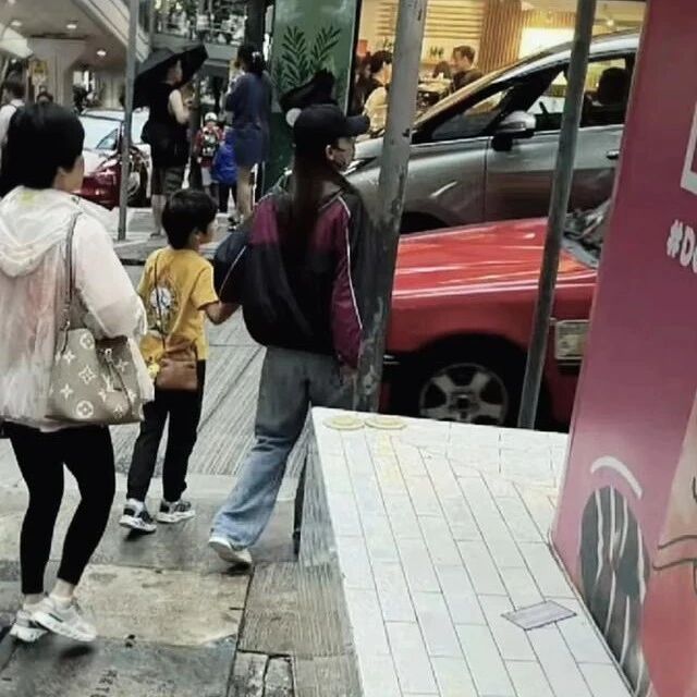 杨颖Angelababy在香港街头被偶遇,牵着儿子的手逛街,感觉很普通