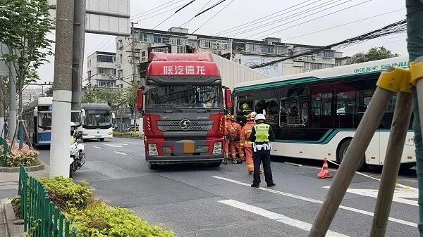 上海一公交车撞上集卡,车头严重凹陷,有人受伤_大皖新闻 | 安徽网