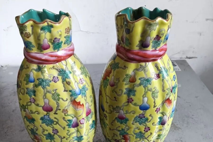 冯老伯深信自己的藏品能卖出大价钱（杨浦警方供图）