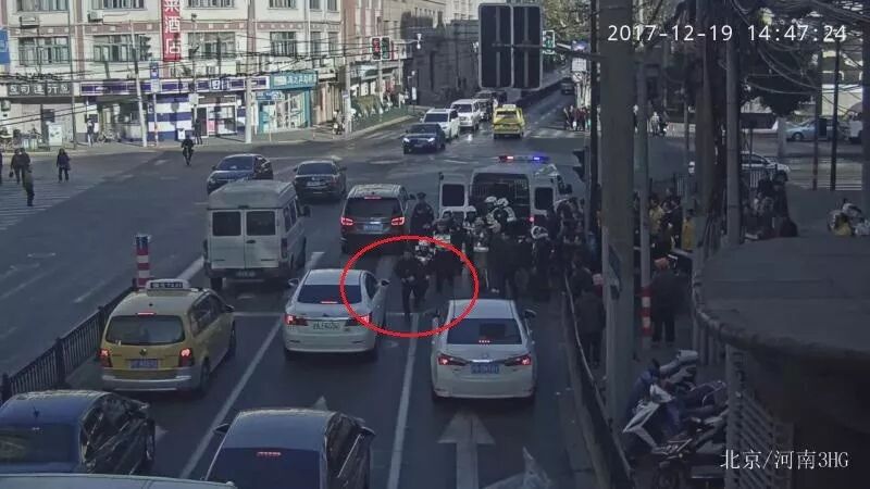 外卖小哥违反交规 其领导竟召集员工阻扰执法