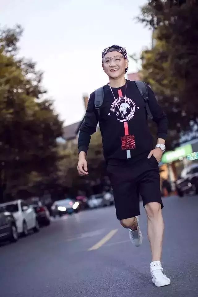 【正能量】66岁的他,竟比18岁的小伙子还年轻,被称为"最摩登爷爷"