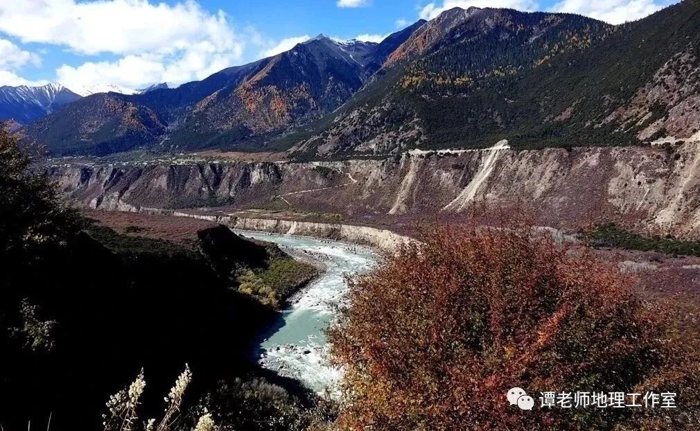 这里地处印度板块和亚欧板块碰撞的雅鲁藏布江地缝合线的东端,南迦巴