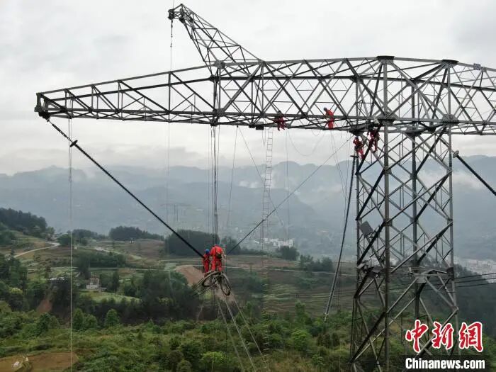國網重慶電力首次成功使用無人機裝備完成特高壓線路檢修的圖2