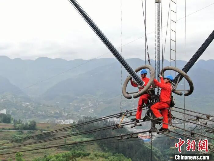 國網重慶電力首次成功使用無人機裝備完成特高壓線路檢修的圖1