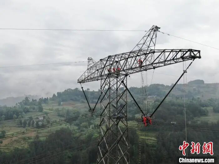 國網重慶電力首次成功使用無人機裝備完成特高壓線路檢修的圖3
