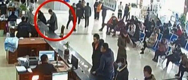 早报 | 五菱皮卡定名；传欧美停供中国汽车芯片；男子网购驾驶证到车管所验真伪