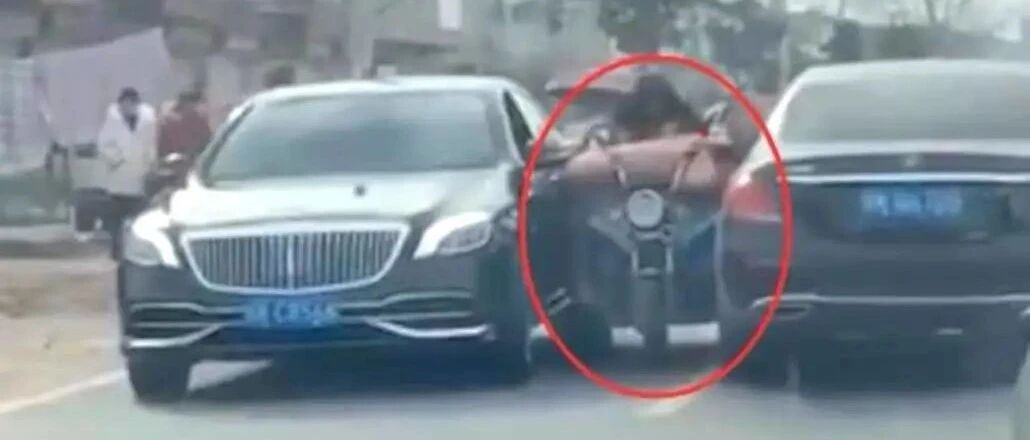 早报 | 大众召回5.6万辆高尔夫；通用发布飞行概念车；三轮车同时剐蹭奔驰“迈巴赫”