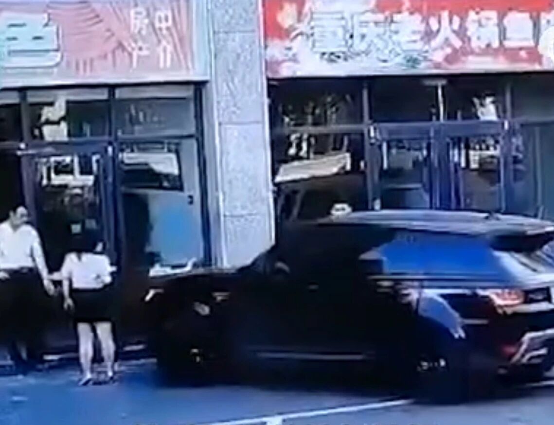 早报|司机开车溅水花被罚；路虎女司机故意多次撞人；特斯拉或在印度建研发中心