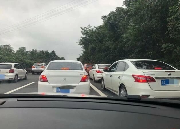 早报|特斯拉Model 3再降价；女子2小时举报270辆违章车；奇葩路段汽车变“跳跳虎”