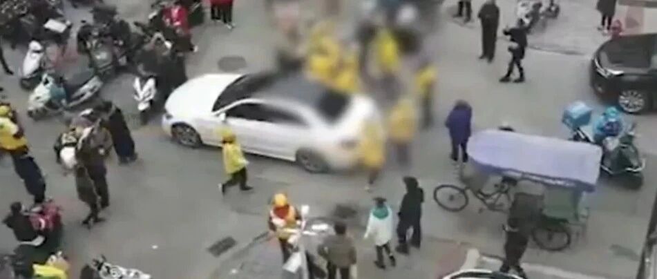早报|奔驰车主撞外卖小哥后被围；43车相撞多人被困；插电混动环保性被质疑