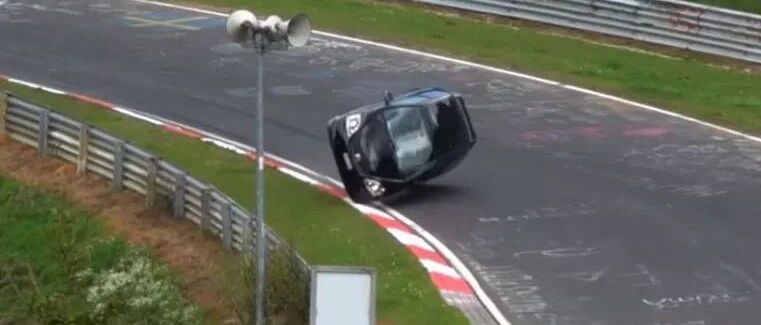 驾车从20米高桥上坠落生还的秘诀，选车时新增一项关键数据，能保命！