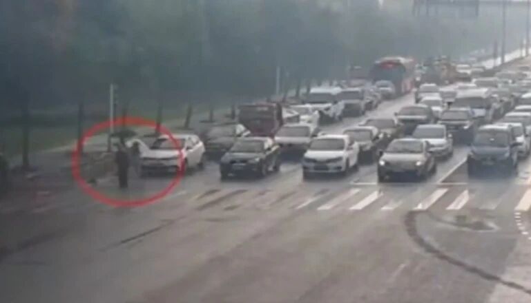 早报|假期这10家景区最易暴堵；绿灯为八旬老人多亮97秒；男子当街驾车碾压前女友