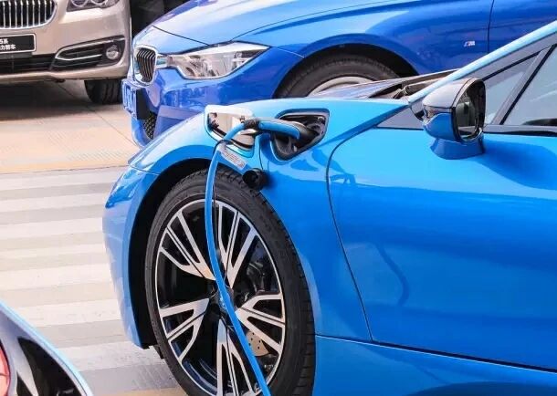 早报｜浙江新一轮新能源汽车政策，中国移动发力5G自动驾驶，科幻大片成真？