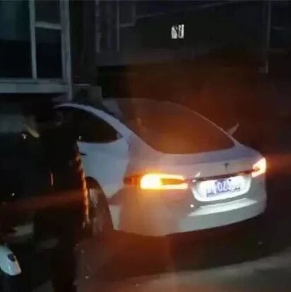 早报|小米联手比亚迪造车被辟谣；特斯拉失控撞楼；为救婴儿闯红灯车内画面曝光