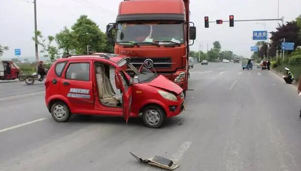 84万起事故，死亡近1.9万！老年代步车事故频发，究竟该不该存在？