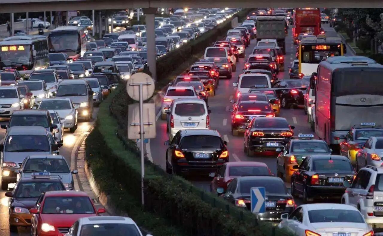 远光灯又酿事故？行人被撞车辆损毁、这责任该谁来担？