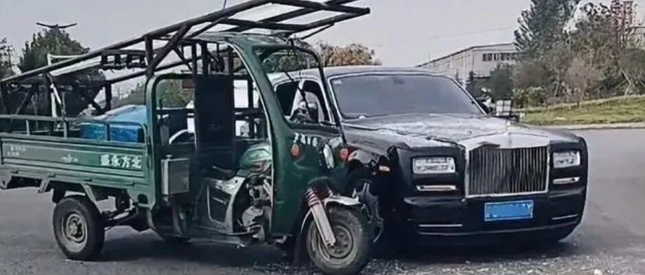 早报|宝马上线APP；三轮车与劳斯莱斯相撞；幼儿脑出血，交警怒吼疏通应急车道