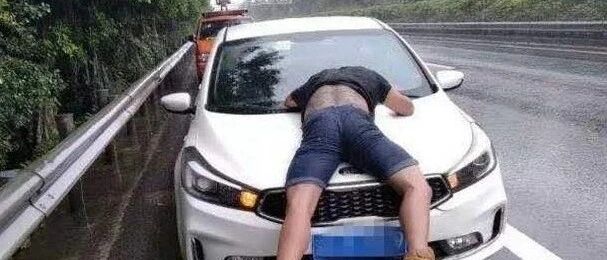 早报|男子被顶在引擎盖上飞驰30公里；“随手拍”启用有人被扣72分；贷款490万买劳斯莱斯后悲剧