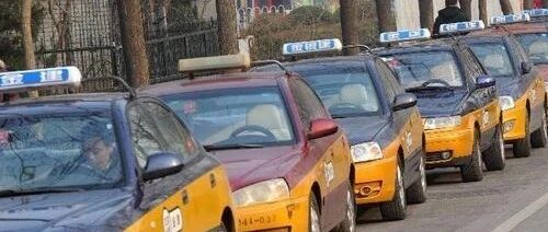 早报|红旗全新车型曝光；北京出租车可“拒载”这类乘客；道路结冰，乘客推公交车爬坡